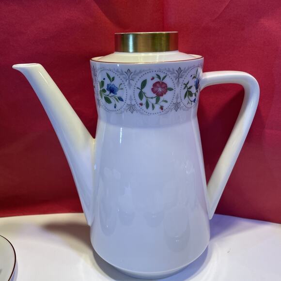 Seltmann Weiden Bavaria Coffee Service 17 Pcs. Gold Trim Blue/Pink Flowers - Picture 2 of 10